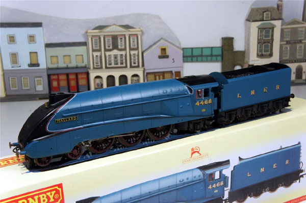 画像1: 鉄道模型 HORNBY ホーンビィ R2339 LNER blue class A4 マラード号 蒸気機関車 ooゲージ