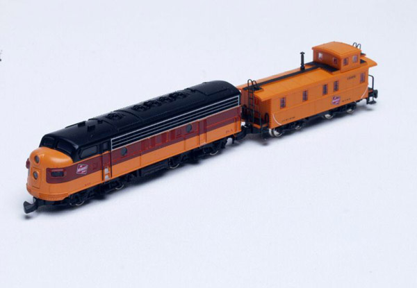 画像1: 鉄道模型 メルクリン Marklin 88603 ミルウォーキー鉄道 F7 ディーゼル機関車+車掌車セット Zゲージ