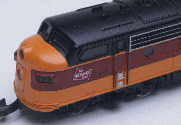 画像2: 鉄道模型 メルクリン Marklin 88603 ミルウォーキー鉄道 F7 ディーゼル機関車+車掌車セット Zゲージ